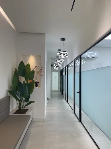 De rustige gang van Dental Time met zitbank en planten